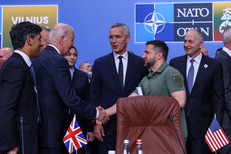 © Reuters. U.S. President Joe Biden, Ukraine's President Volodymyr Zelenskiy, NATO Secretary-General Jens Stoltenberg and British Prime Minister Rishi Sunak attend a meeting of the NATO-Ukraine council, during a NATO leaders summit in Vilnius, Lithuania, July 12, 2023. REUTERS/Yves Herman