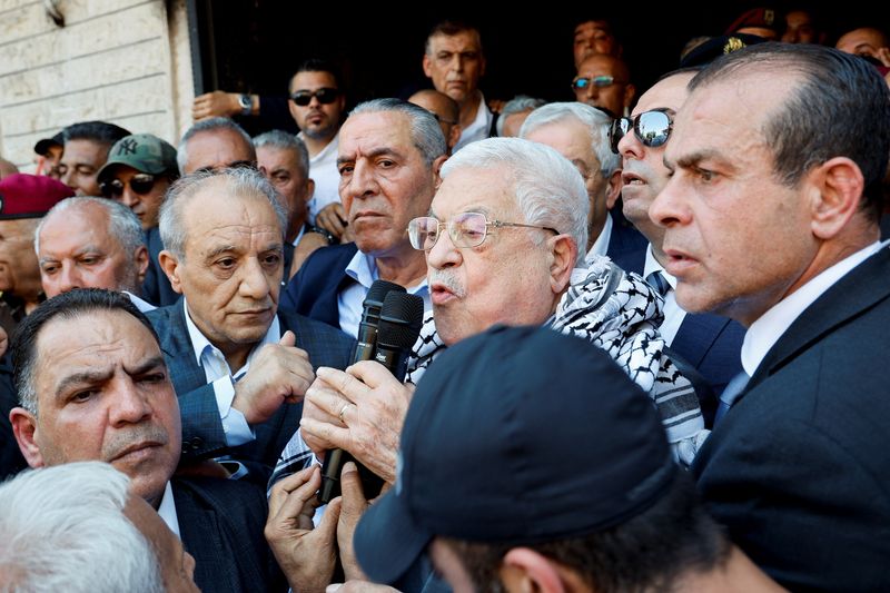 &copy; Reuters. الرئيس الفلسطيني محمود عباس يزور مدينة جنين يالضفة الغربية المحتلة يوم الأربعاء. تصوير: رنين صوافطة - رويترز.