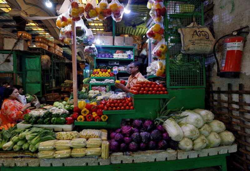 &copy; Reuters. FILE PHOTO-A vendor sells vegetables at a retail market in Kolkata, India, December 12, 2018. REUTERS/Rupak De Chowdhuri/file photo