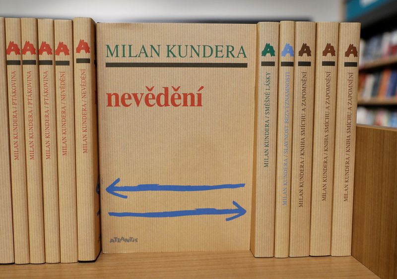 &copy; Reuters. Les livres de Milan Kundera dans une librairie à Prague, en République tchèque. /Photo prise le 12 juillet 2023/REUTERS/David W Cerny