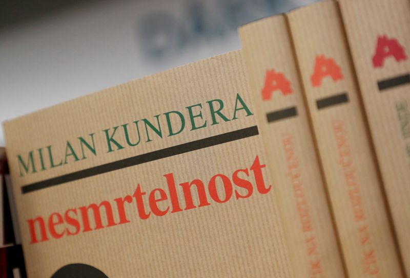 &copy; Reuters. I libri di Milan Kundera in una libreria di Praga, Repubblica Ceca, 12 luglio 2023. REUTERS/David W Cerny