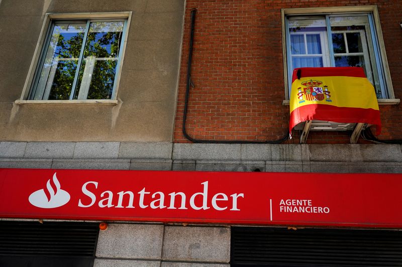 &copy; Reuters. FOTO DE ARCHIVO: Una bandera española cuelga sobre una sucursal de la agencia financiera Santander en Madrid, España. 2 de julio de 2020. REUTERS/Juan Medina