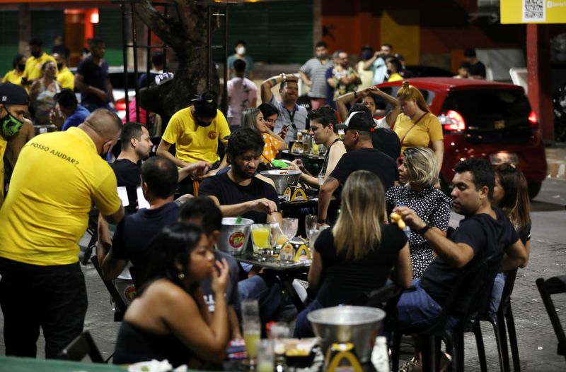 © Reuters. FOTO DE ARCHIVO: La gente disfruta en un bar después de que se emitió un decreto del Ayuntamiento de Manaos que determinó el cierre de bares y restaurantes, en medio del brote de la enfermedad por coronavirus (COVID-19) en Manaos, Brasil. 25 de septiembre, 2020. REUTERS/Bruno Kelly