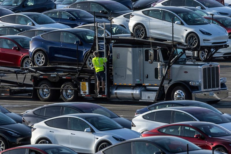 &copy; Reuters. FILE PHOTO: Tesla Model 3 vehicles are seen for sale at a Tesla facility in Fremont, California, U.S., May 23, 2023. REUTERS/Carlos Barria/File Photo