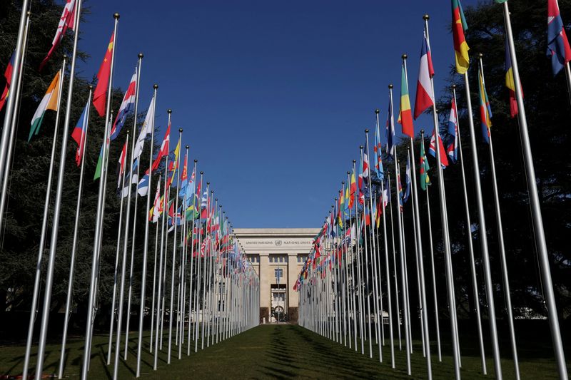 &copy; Reuters. Bandeiras de países em frente do prédio da ONU, em Genebra
27/02/2023
REUTERS/Denis Balibouse