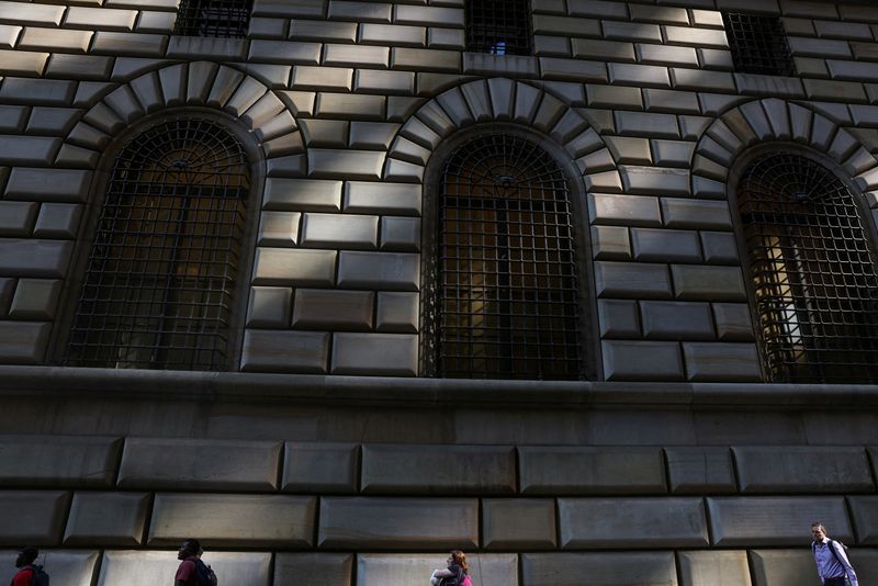 &copy; Reuters. FILE PHOTO: People walk by the Federal Reserve Bank of New York in the financial district of New York City, U.S., June 14, 2023. REUTERS/Shannon Stapleton/File Photo