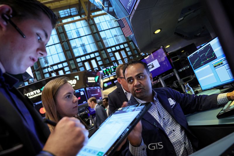 &copy; Reuters. Traders work on the floor of the New York Stock Exchange (NYSE) in New York City, U.S., July 12, 2023.  REUTERS/Brendan McDermid