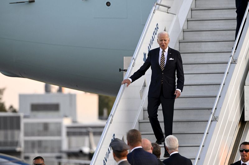 &copy; Reuters. U.S. President Joe Biden disembarks from Air Force One after landing at Helsinki-Vantaa airport in Vantaa, Finland on July 12, 2023. President of Finland Sauli Niinisto will host a visit of President of the United States Joe Biden to Finland and a US-Nord