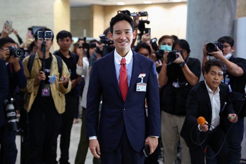 © Reuters. Move Forward Party Leader Pita Limjaroenrat poses for a picture on the day of voting for a new prime minister at the parliament, in Bangkok, Thailand, July 13, 2023. REUTERS/Athit Perawongmetha