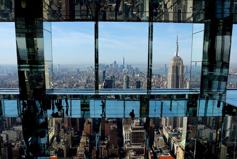 &copy; Reuters.  ７月１２日、  新型コロナウイルスのパンデミックは終息したが、米ニューヨークの中心部マンハッタンのオフィス市場は低迷が続いている。マンハッタンの超高層ビルサミット・ワンバン