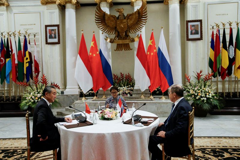 &copy; Reuters. China's Director of the Office of the Central Foreign Affairs Commission Wang Yi, Indonesian Foreign Minister Retno Marsudi and Russia's Foreign Minister Sergei Lavrov attend a meeting in Jakarta, Indonesia, July 12, 2023. REUTERS/Ajeng Dinar Ulfiana