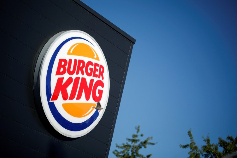 &copy; Reuters. FOTO DE ARCHIVO. El logo de la empresa Burger King fuera de un restaurante en Bretigny-sur-Orge, cerca de París, Francia. 30 de julio de 2020. REUTERS/Benoit Tessier