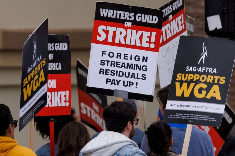 &copy; Reuters. Photo d'archives d'un piquet de grève de la SAG-AFTRA et la Writers Guild of America. /Photo prise le 7 juin 2023 à Los Angeles, Etats-Unis/REUTERS/Mike Blake