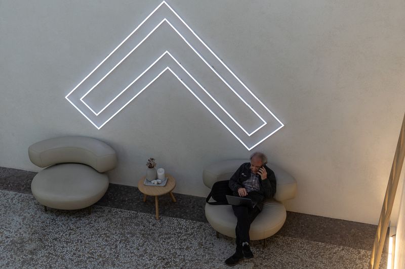 © Reuters. FILE PHOTO: A technology leader attends a generative AI (Artificial Intelligence) meeting in San Francisco as the city is trying to position itself as the AI capital of the world, in California, U.S., June 29, 2023.  REUTERS/Carlos Barria