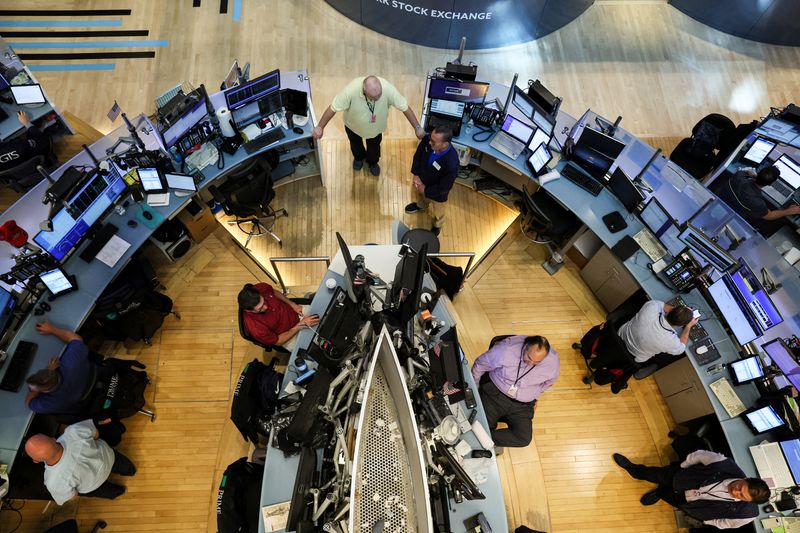&copy; Reuters. FILE PHOTO: Traders work on the floor of the New York Stock Exchange (NYSE) in New York City, U.S., July 7, 2023.  REUTERS/Brendan McDermid