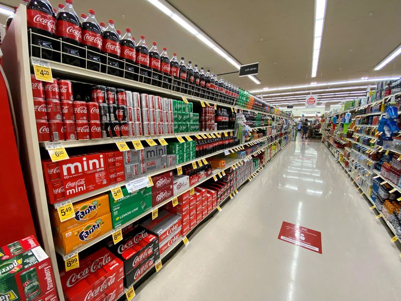 &copy; Reuters. FOTO ARCHIVO: Refrescos en los estantes de una tienda de comestibles Vons en Pasadena, California, Estados Unidos, 10 de junio de 2020. REUTERS/Mario Anzuoni//File Photo