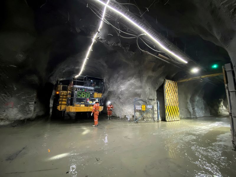 &copy; Reuters. FOTO DE ARCHIVO: Un camión minero es visto durante una visita a la mina de cobre El Teniente de Codelco, la mina de cobre subterránea más grande del mundo cerca de la zona de Machalí, Rancagua, Chile. 15 de octubre, 2020. REUTERS/Fabian Cambero