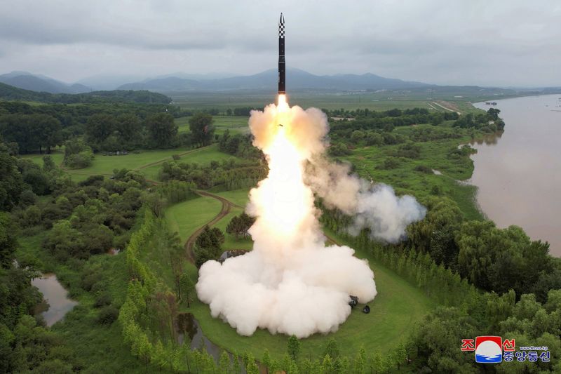 &copy; Reuters. صاروخ هواسونج-18 الباليستي العابر للقارات لحظة إطلاقه من موقع لم يكشف عنه بكوريا الشمالية يوم الخميس في صورة حصلت عليها رويترز من وكالة الأن
