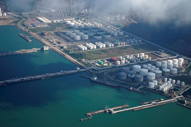 &copy; Reuters. FOTO ARCHIVO: Tanques de petróleo y gas se ven en un almacén de petróleo en un puerto en Zhuhai, China. 22 de octubre, 2018. REUTERS/Aly Song/Archivo