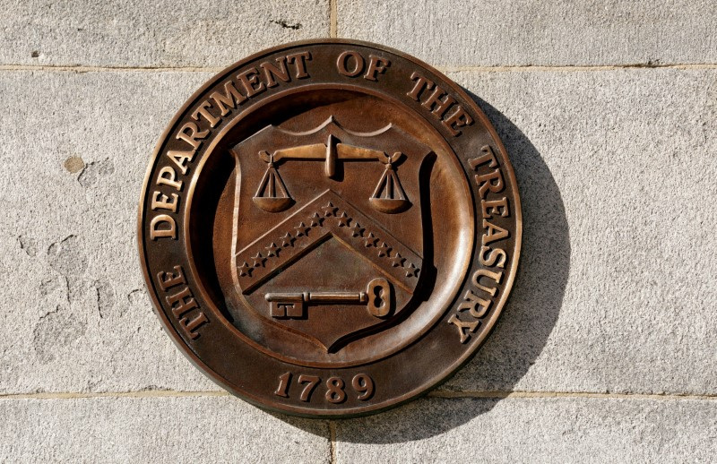 &copy; Reuters. FOTO DE ARCHIVO: Un sello de bronce se muestra en el edificio del Departamento Tesoro en Washington, Estados Unidos. 20 de enero, 2023. REUTERS/Kevin Lamarque