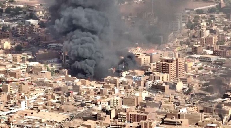 &copy; Reuters. مشهد جوي لدخان يتصاعد في سوق بأم درمان بالسودان يوم 17 مايو أيار 2023 في صورة ثابتة من مقطع فيديو حصلت عليه رويترز.