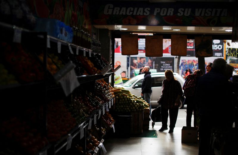 &copy; Reuters. FILE PHOTO: A costumer walks into a green grocery with a shopping cart, as Argentines struggle amid rising inflation, in Buenos Aires, Argentina May 11, 2023. REUTERS/Agustin Marcarian