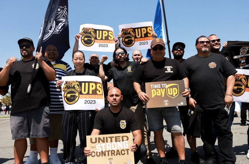 &copy; Reuters. FILE PHOTO: United Parcel Service and the Teamsters hold a rally before before the beginning of the largest U.S. private sector labor contract talks covering more than 330,000 U.S. drivers, package handlers and loaders at the global delivery firm, in Oran