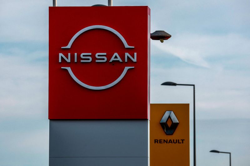 &copy; Reuters. Les logos des constructeurs automobiles Renault et Nissan. /Photo prise le 13 juillet 2023, Le Coteau, France/REUTERS/Gonzalo Fuentes