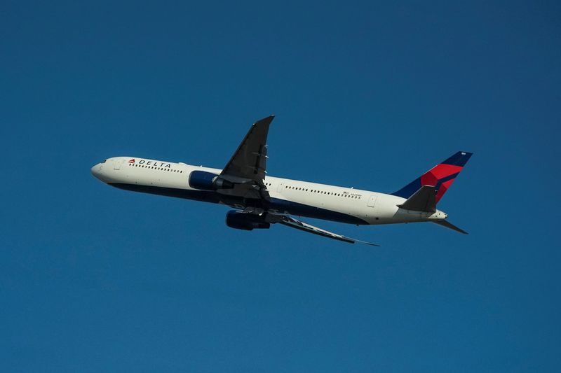 &copy; Reuters. Avião da Delta Air Lines decola de aeroporto em Atlanta, Georgia, nos EUA
22/12/2021 REUTERS/Elijah Nouvelage/Arquivo