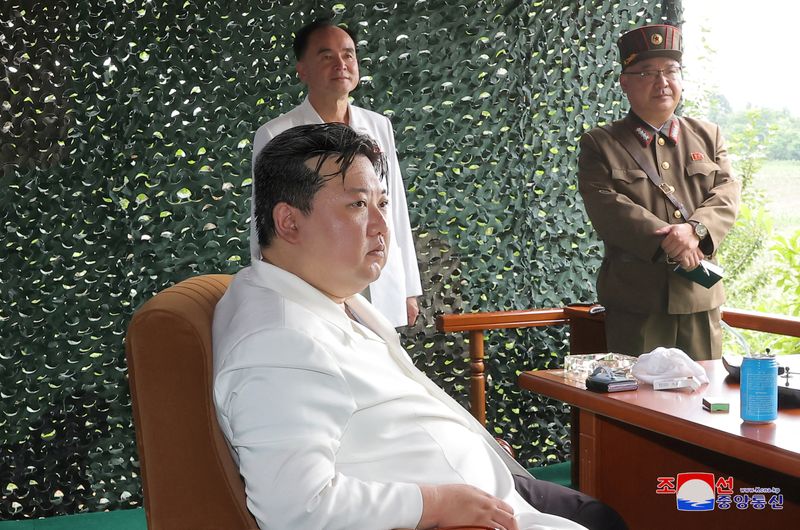 &copy; Reuters.   ７月１３日、国連安全保障理事会は北朝鮮によるミサイル発射を受け、緊急会合を開いた。写真は「火星１８」の視察を視察する金正恩朝鮮労働党総書記。KCNAが１３日配信（２０２３年　