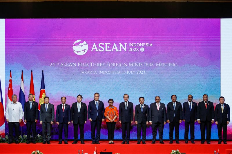 © Reuters. Philippine's Foreign Secretary Enrique Manalo,  Singapore's Foreign Minister Vivian Balakrishnan, Thailand's SOM Leader Sarun Charoensuwan, Vietnam's Foreign Minister Bui Thanh Son, Japan's Foreign Minister Yoshimasa Hayashi, South Korea's Foreign Minister Park Jin, Indonesia’s Foreign Minister Retno Marsudi, China's Communist Party's foreign policy chief Wang Yi, Laos Foreign Minister Saleumxay Kommasith, Brunei's Second Minister of Foreign Affair Erywan Yusof, Cambodia's Foreign Minister Prak Sokhonn, Malaysia's Foreign Minister Zambry Abdul Kadir, East Timor's Foreign Minister Bendito Freitas and ASEAN Secretary General Kao Kim Hourn pose for a group photo during the Association of Southeast Asian Nations (ASEAN) Plus Three Foreign Ministers' Meeting in Jakarta, Indonesia, 13 July 2023. MAST IRHAM/Pool via REUTERS