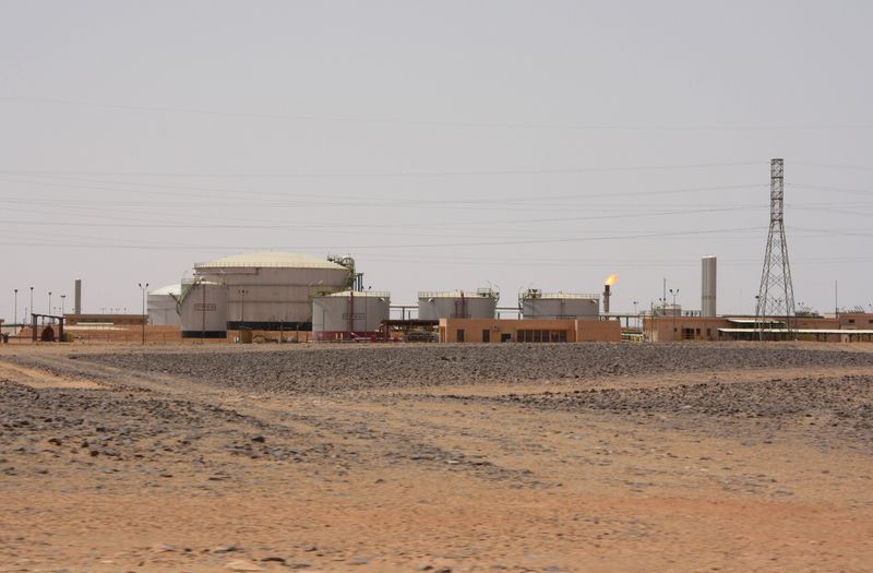 &copy; Reuters.     リビアのエルフィール油田、シャララ油田、１０８油田が７月１３日に閉鎖された。アルザウィ部族指導者はロイターに対し、ファラジ・ブマタリ元財務相の誘拐に対する抗議だと説明