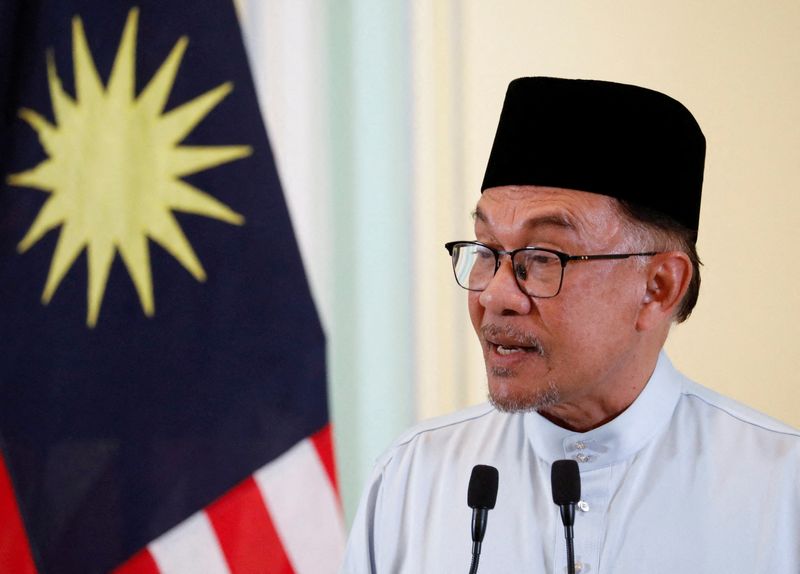 &copy; Reuters. FILE PHOTO: Malaysia's Prime Minister Anwar Ibrahim speaks during a news conference to announce his cabinet at Putrajaya, Malaysia December 2, 2022. REUTERS/Hasnoor Hussain/File Photo