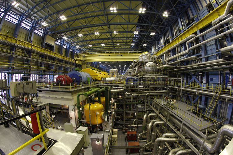 &copy; Reuters. FOTO DE ARCHIVO: Vista general de la sala de turbinas de la unidad de reactor número cuatro de la central nuclear de Paks, en Paks, 120 km al este de Budapest. 21 de marzo de 2011. REUTERS/Laszlo Balogh 