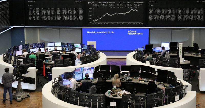 &copy; Reuters. شاشات تعرض بيانات مؤشر داكس الألماني في بورصة فرانكفورت يوم الخميس. تصوير: رويترز.