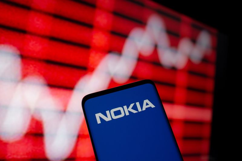 &copy; Reuters. FOTO DE ARCHIVO. Imagen de ilustración del logo de Nokia en un teléfono móvil delante de un gráfico de acciones. 5 de febrero de 2021. REUTERS/Dado Ruvic