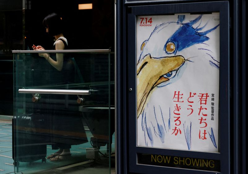 &copy; Reuters. Un cartel de cine de la última película del oscarizado maestro de la animación japonesa Hayao Miyazaki "¿Cómo vives?" en el exterior de una sala de cine en Tokio, Japón, 14 de julio de 2023. REUTERS/Kim Kyung-Hoon