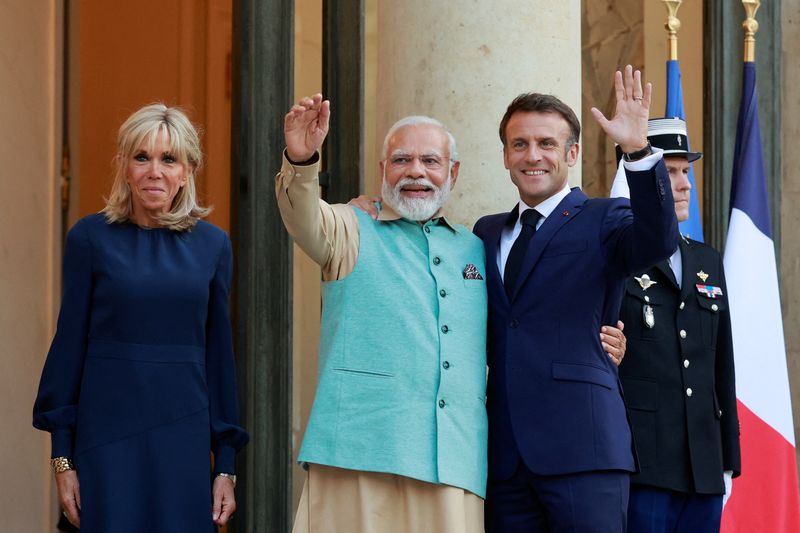 &copy; Reuters. Le président français Emmanuel Macron et son épouse Brigitte Macron accueillent le Premier ministre indien Narendra Modi à l'Elysée, à Paris, en France. /Photo prise le 13 juillet 2023/REUTERS/Pascal Rossignol