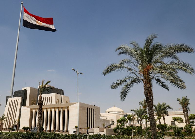 &copy; Reuters. FILE PHOTO: Egyptian workers are seen in front of the new headquarters of Egypt's parliament in the New Administrative Capital (NAC) east of Cairo, Egypt June 21, 2023. REUTERS/Amr Abdallah Dalsh/File Photo