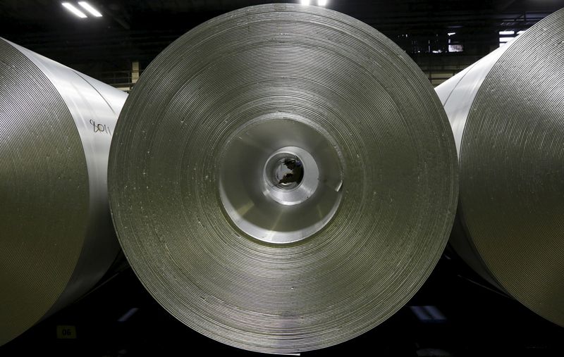 &copy; Reuters. FOTO DE ARCHIVO- Rollos de papel de aluminio en una tienda de la fábrica de papel de aluminio SAYANAL de Rusal a las afueras de la ciudad de Sayanogorsk, Rusia, 3 de septiembre de 2015. REUTERS/Ilya Naymushin