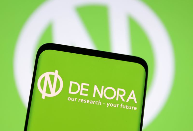 &copy; Reuters. Il logo De Nora è visualizzato su uno smartphone in questa foto scattata il 13 giugno 2022. REUTERS/Dado Ruvic/Illustrazione