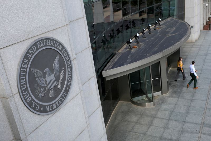 &copy; Reuters. FILE PHOTO: People exit the headquarters of the U.S. Securities and Exchange Commission (SEC) in Washington, D.C., U.S., May 12, 2021.  REUTERS/Andrew Kelly/File Photo