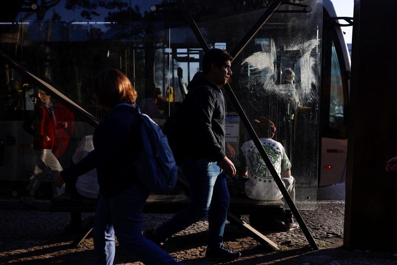 © Reuters. Pessoas perto de ônibus em São Paulo
05/07/2023 REUTERS/Amanda Perobelli