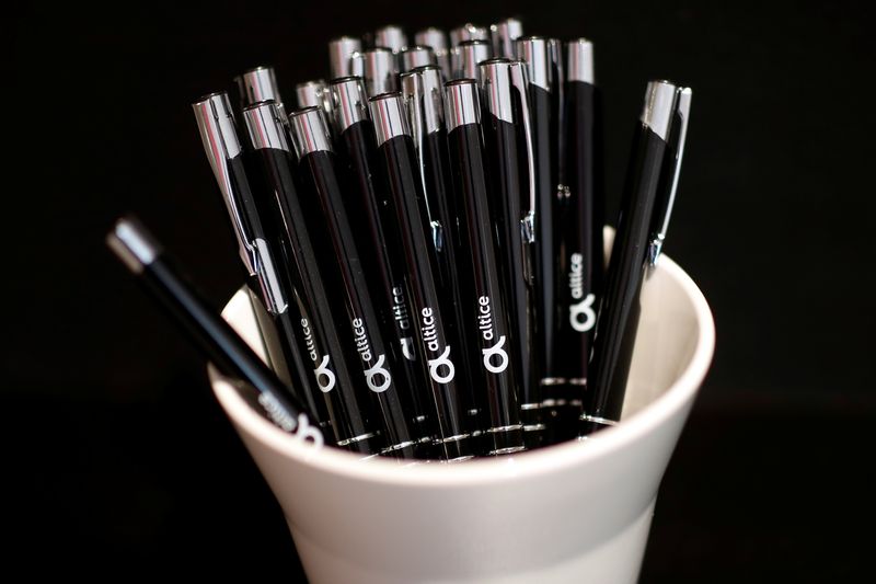 &copy; Reuters. Photo d'archives des stylos en plastique avec le logo d'Altice. /Photo prise le 20 mars 2018 à Paris, France/REUTERS/Benoit Tessier