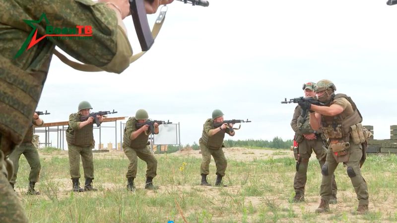 &copy; Reuters. Combatente do Wagner conduz treinamento de soldados bielorrussos em um campo perto da cidade de Osipovichi, em Belarus, mostra imagem tirada de um vídeo de divulgação
14/07/2023
Voen Tv/Ministério da Defesa Bielo-russo/Divulgação via REUTERS