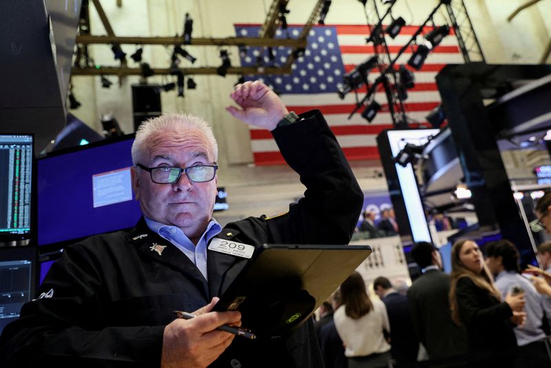 &copy; Reuters. FILE PHOTO: Traders work on the floor of the New York Stock Exchange (NYSE) in New York City, U.S., July 11, 2023.  REUTERS/Brendan McDermid/File Photo