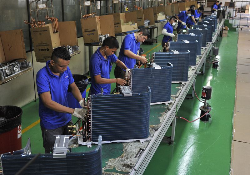 &copy; Reuters. Funcionários trabalham em linha de produção de fábrica em Manaus
24/06/2014 REUTERS/Jianan Yu