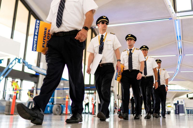 &copy; Reuters. FILE PHOTO: Pilots from United Airlines walk inside the airport as they take part in an informational picket at Newark Liberty International Airport in Newark, New Jersey, U.S., May 12, 2023. REUTERS/Eduardo Munoz/File Photo
