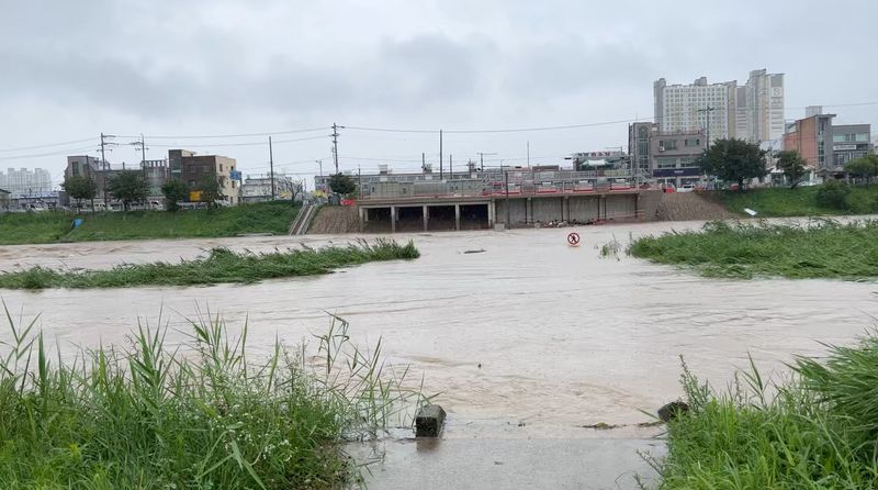 &copy; Reuters. Une vue de la crue d'une rivière, causée par de fortes pluies à Cheongju en Corée du Sud, dans cette capture d'écran tirée d'une vidéo sur les médias sociaux. /Photo prise le 14 juillet 2023/Instagram/@qyeongp