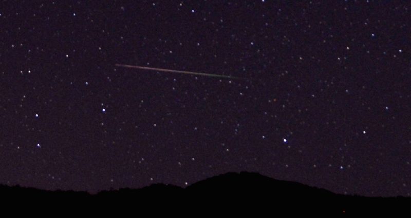 © Reuters. FILE PHOTO: A meteor streaks over the northern skies in the early morning during the Perseid meteor shower north of Castaic Lake, California August 12, 2013. REUTERS/Gene Blevins